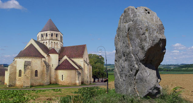 Des mégalithes aux églises romanes
