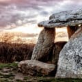 À l’aube de l’architecture sacrée : l’énigme des menhirs et des dolmens