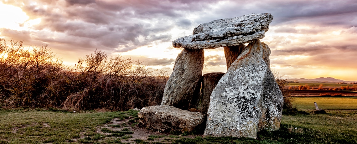 À l’aube de l’architecture sacrée : l’énigme des menhirs et des dolmens