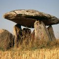 À l’aube de l’architecture sacrée : l’énigme des menhirs et des dolmens