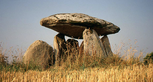 À l’aube de l’architecture sacrée : l’énigme des menhirs et des dolmens