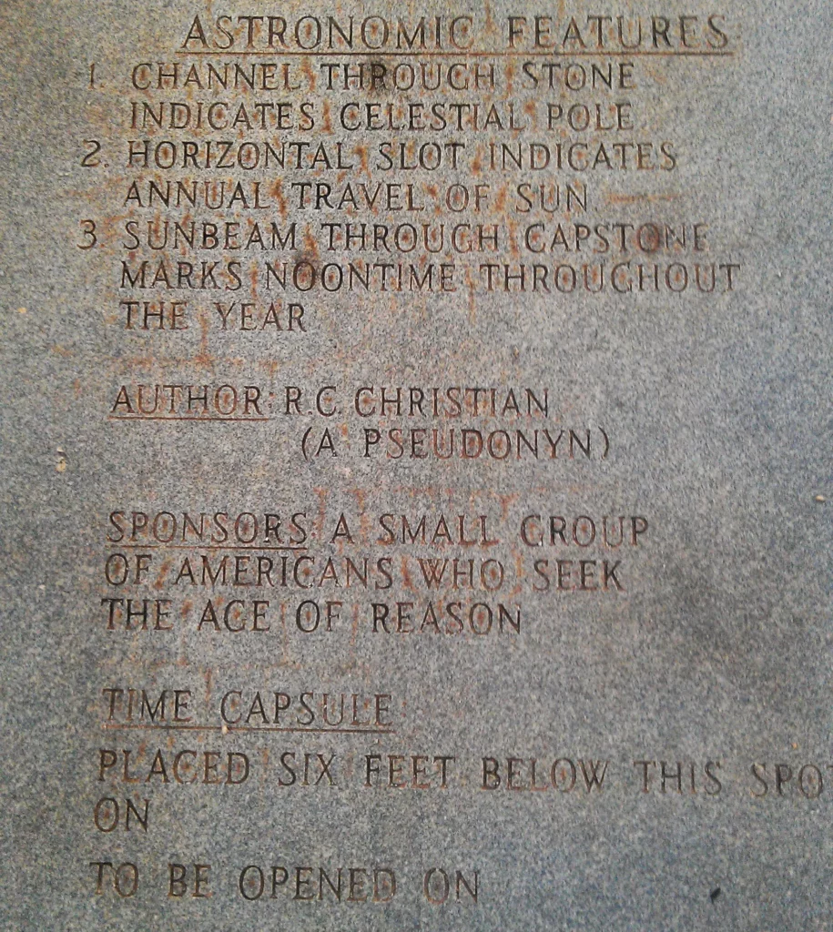 Table astronomique des Georgia Guidestones où est mentionné le nom de "R. C. Christian", commanditaire du monument. 